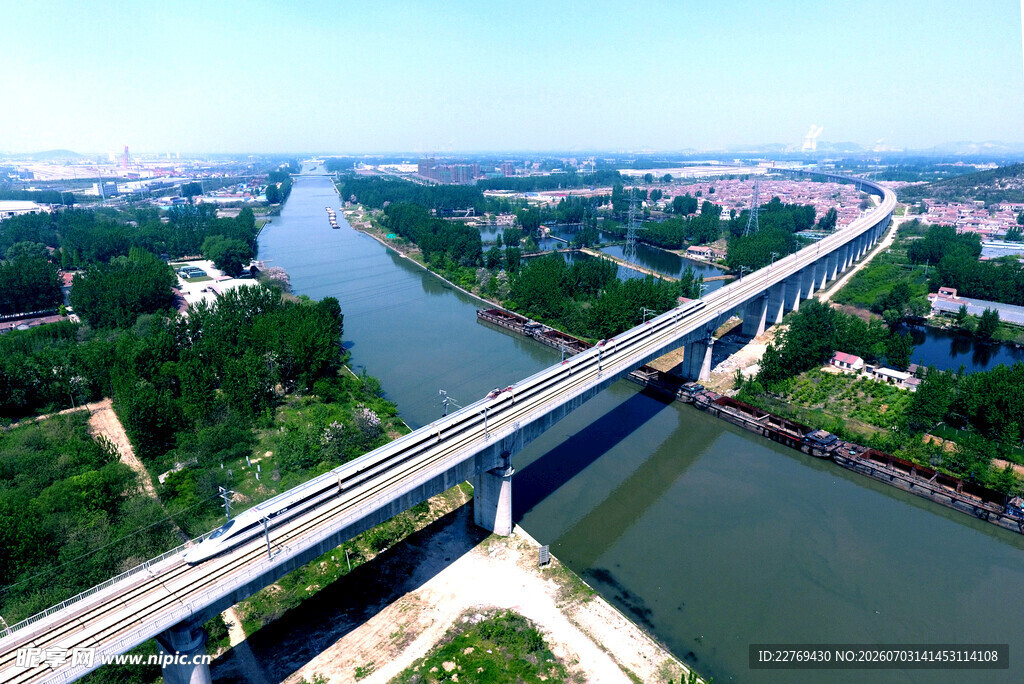 城市高架桥横跨河流景观