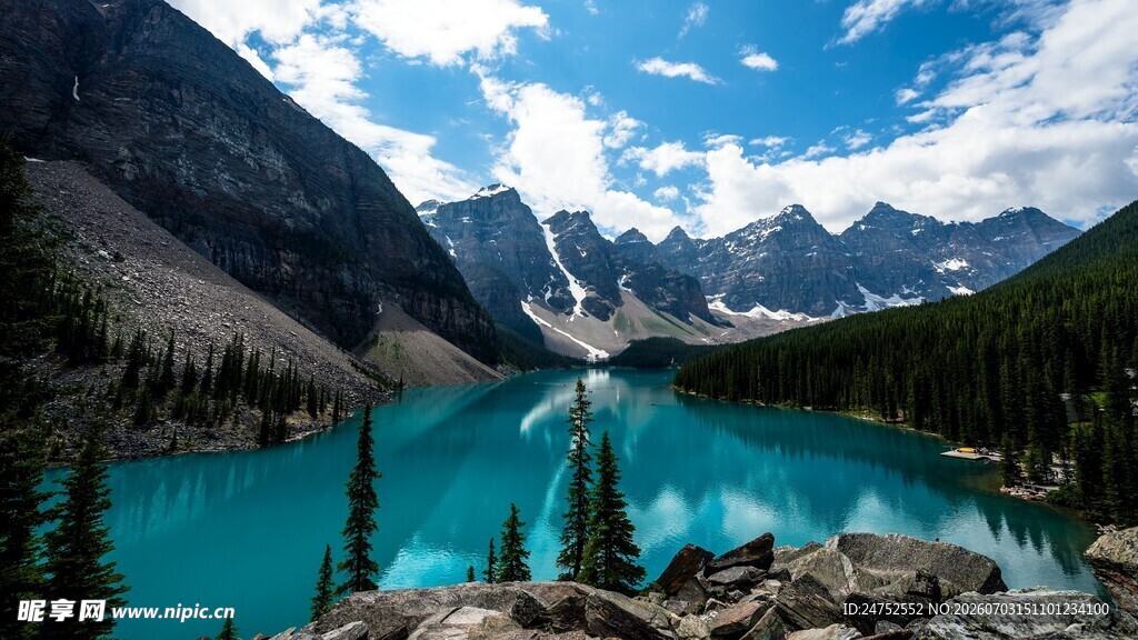 美丽的高山湖泊风景