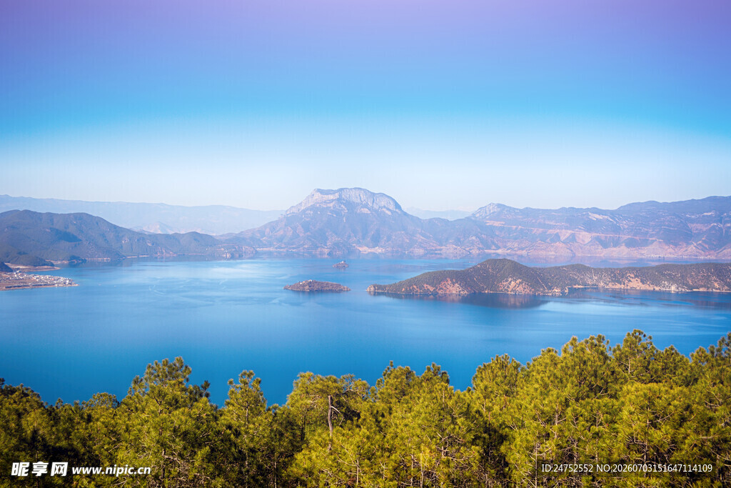 美丽湖景与远处山峦