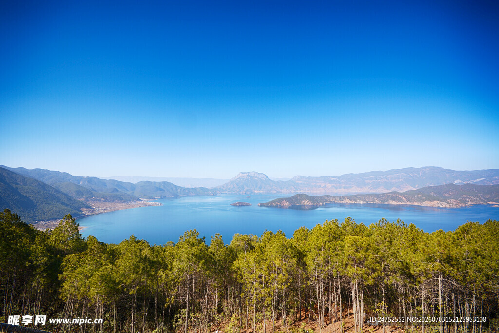 湖畔山林美景