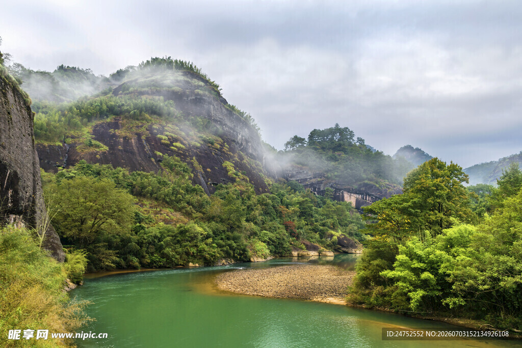 青山绿水间的秀丽河谷