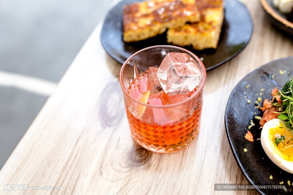 清爽饮品搭配美味餐食
