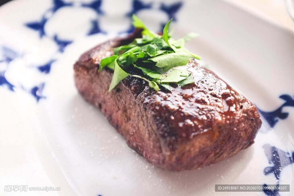 香煎牛排配清新香草西餐菜品美食