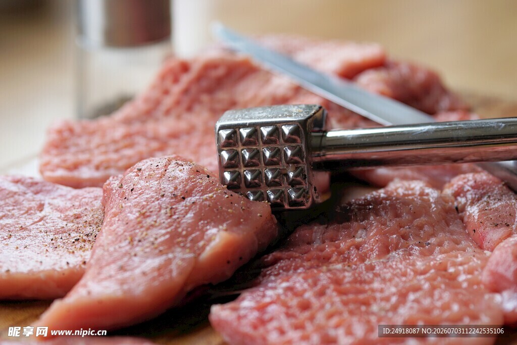 用肉锤处理新鲜牛肉西餐美食图片