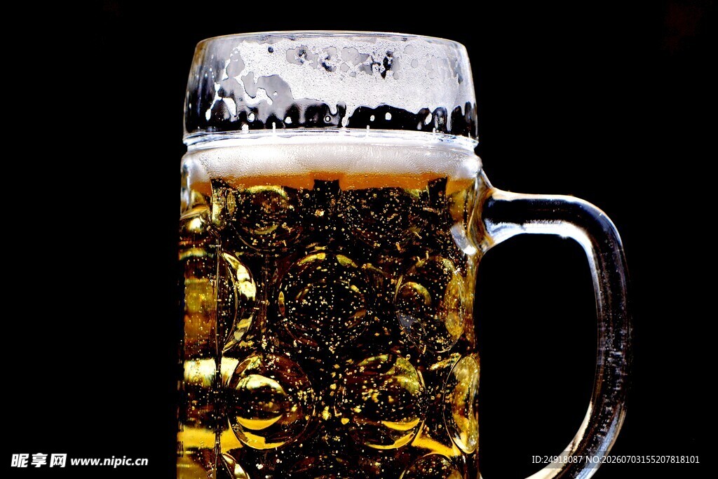 满溢的啤酒杯
