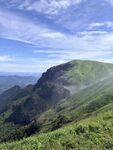 青山绿野间的壮阔山景