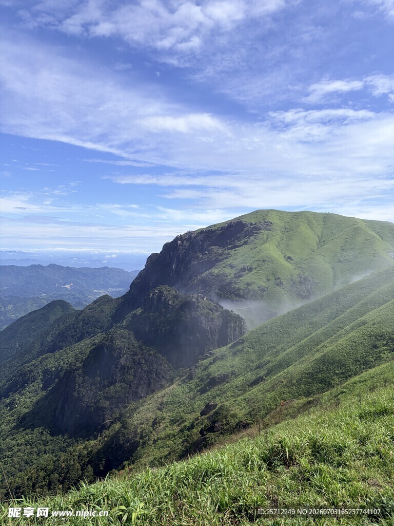 青山绿野间的壮阔山景