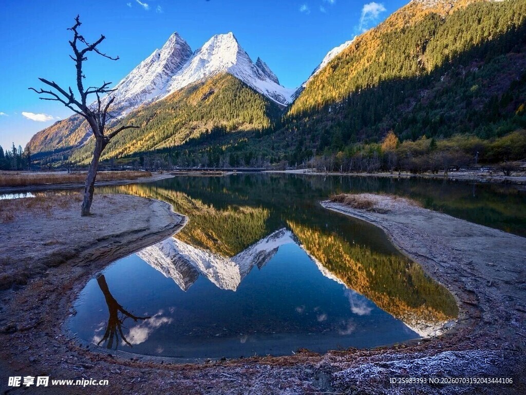 雪山湖泊