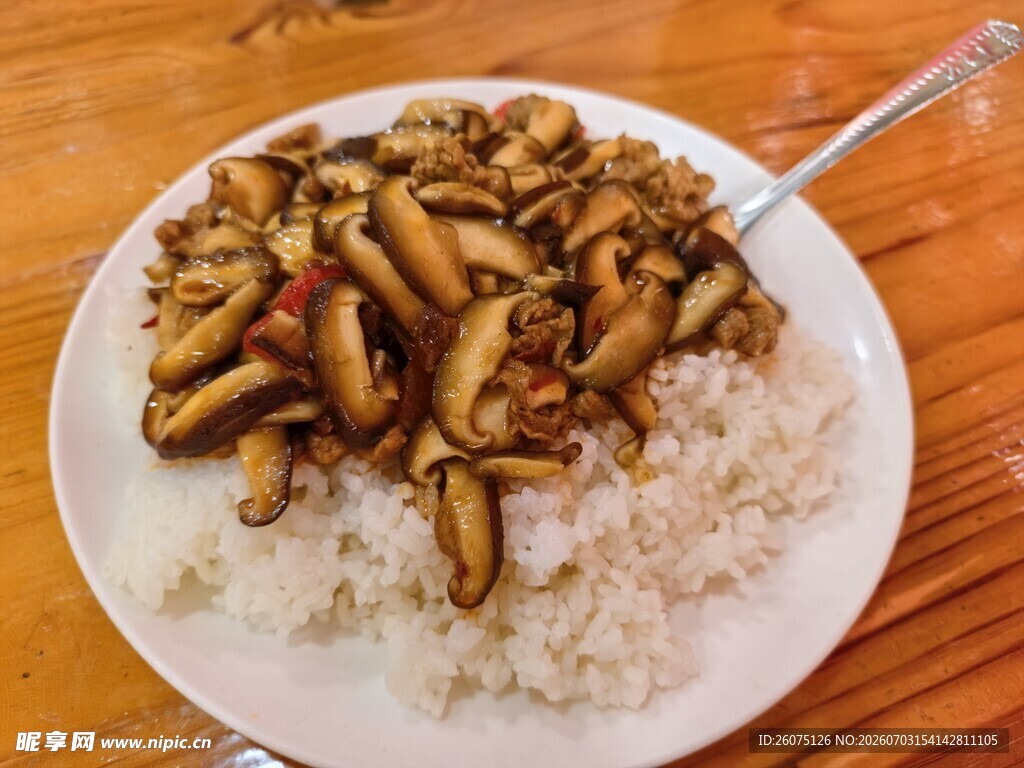 香菇炒肉盖浇饭