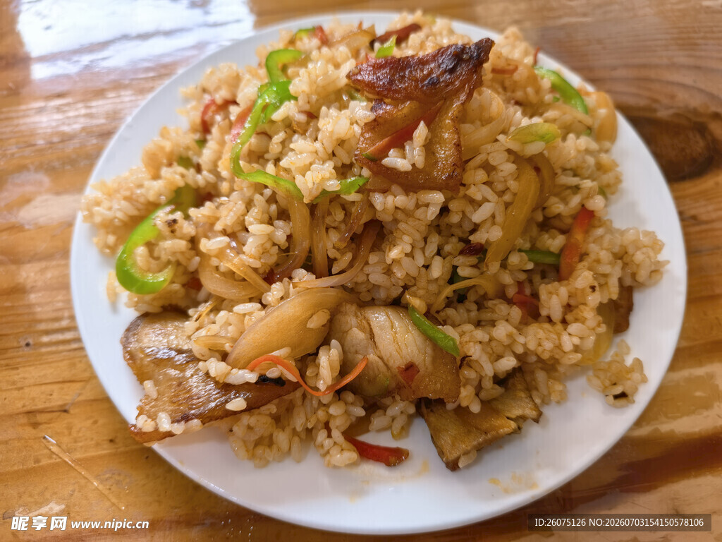 美味回锅肉炒饭摆于盘中