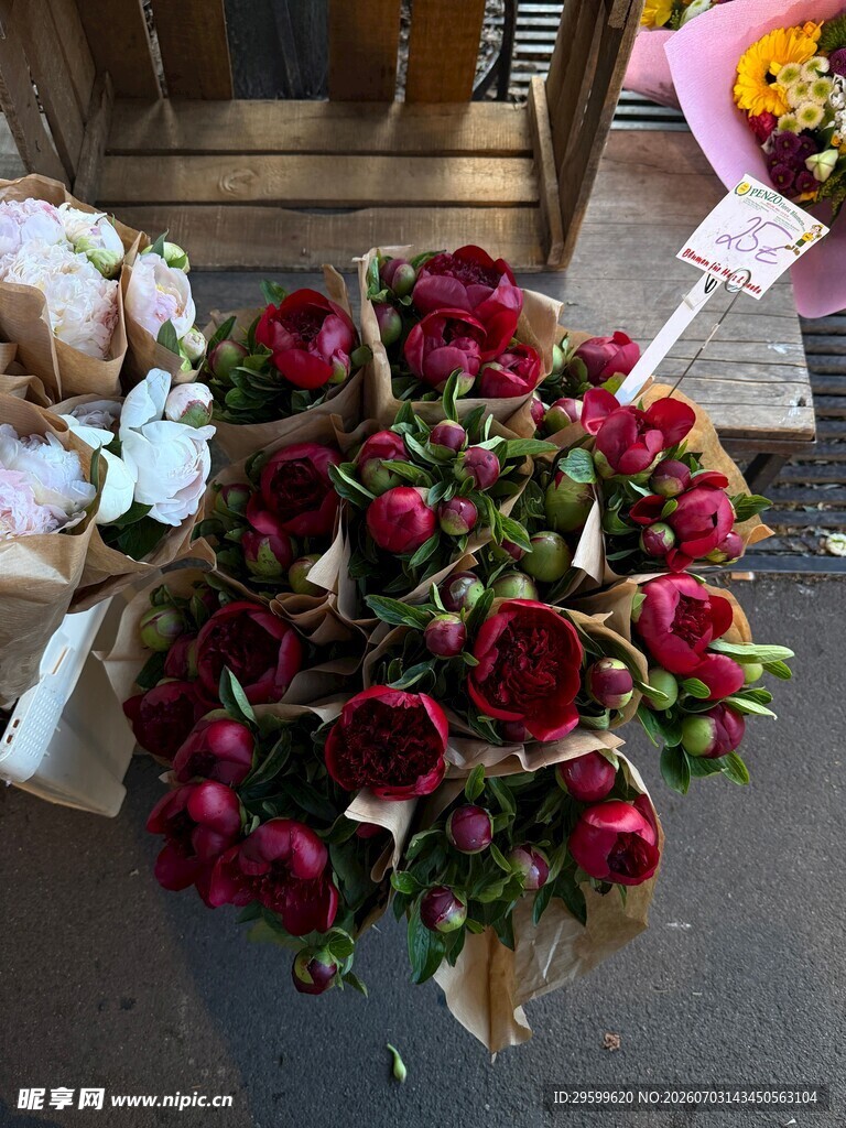 艳丽红玫瑰花束展示