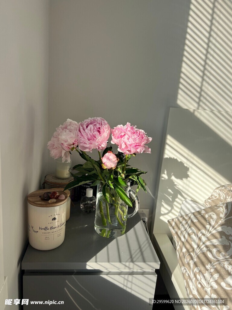 窗边花瓶中的粉色花卉