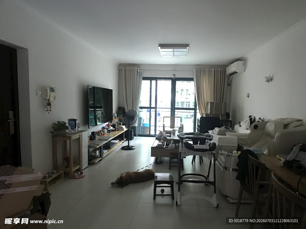 杂乱客厅待整理