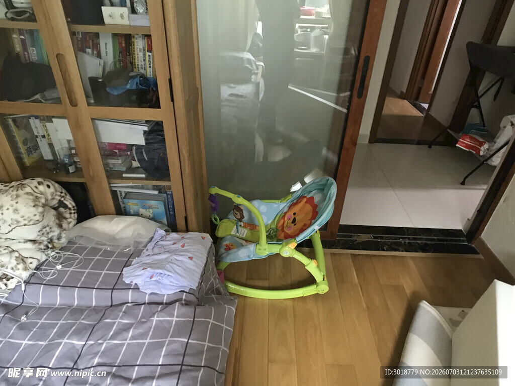 室内婴儿摇椅与床铺场景
