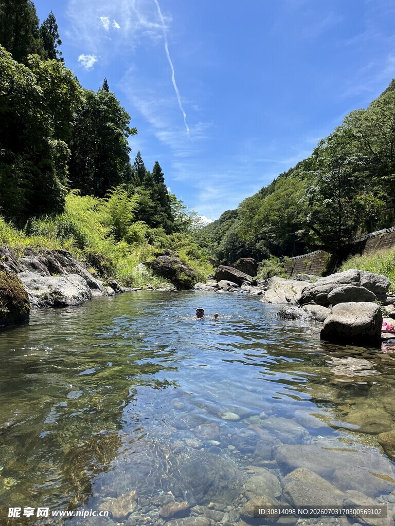山间清澈溪流