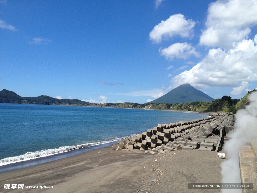 海边防波堤与远山美景