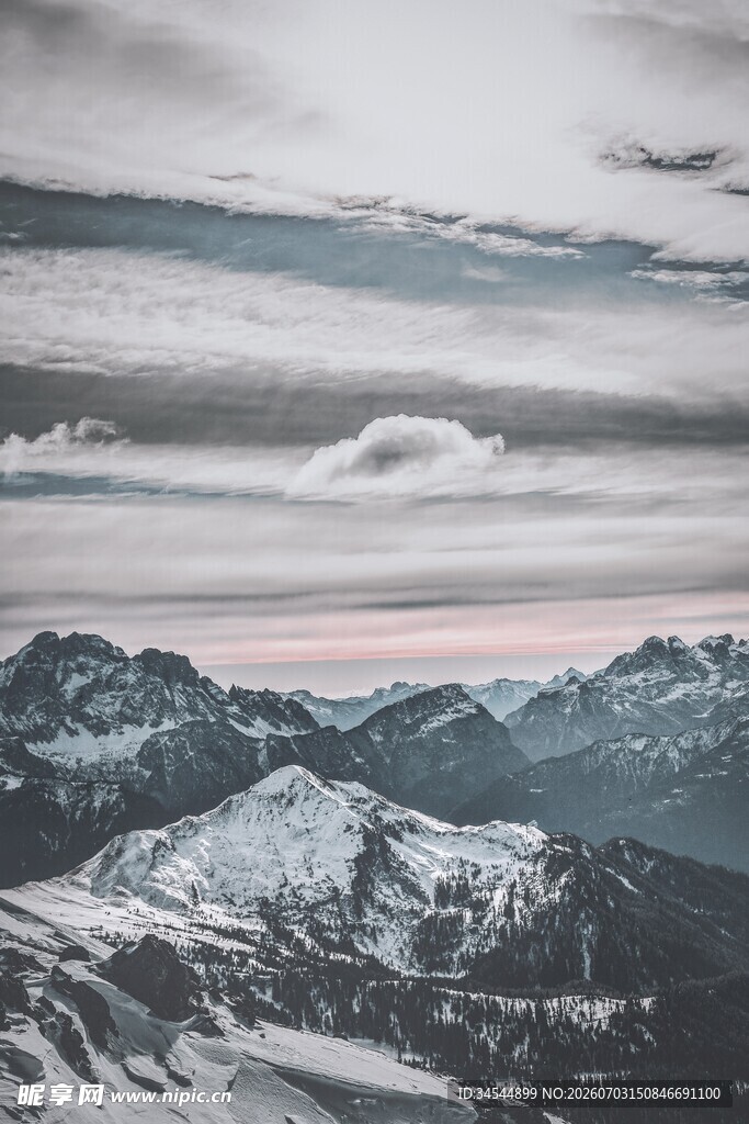 雪山云海壮丽自然景观