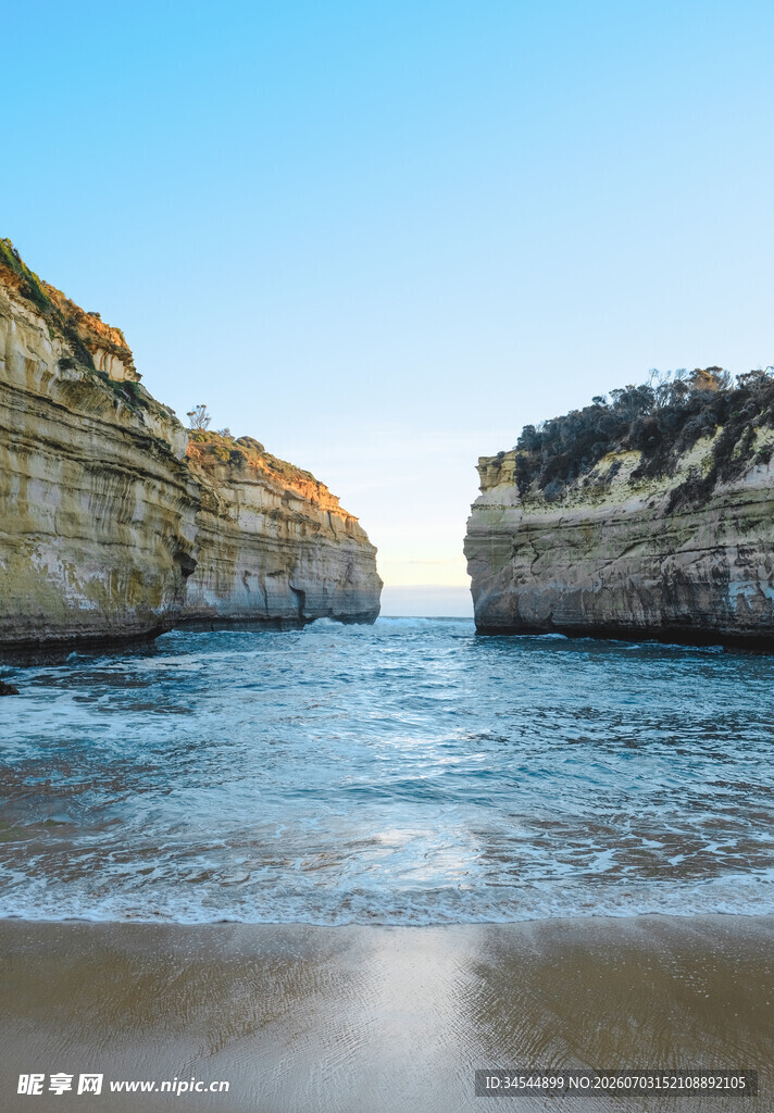 海岸壮丽风光岩石与海水