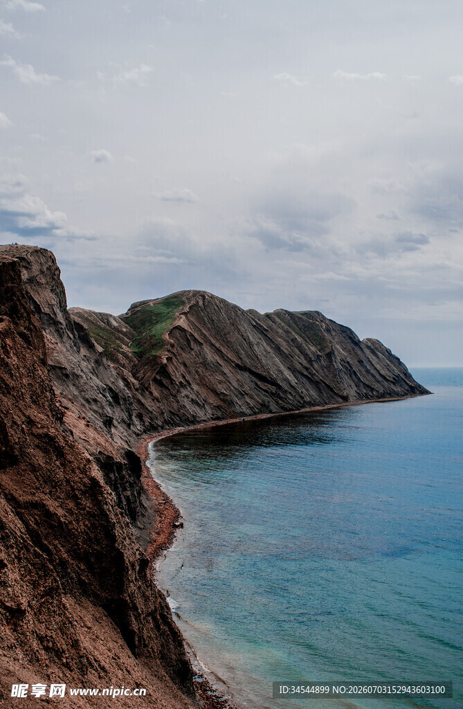 海岸边的壮丽岩石与海水