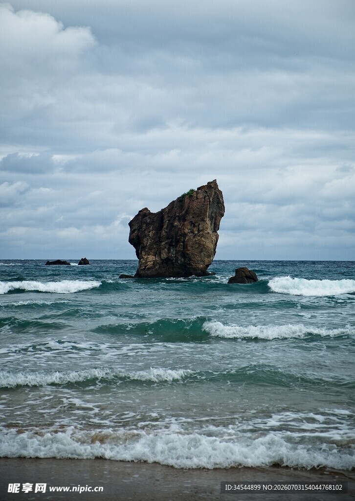 海边孤岩海浪翻涌之景