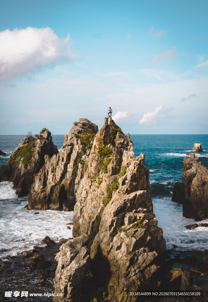 海边嶙峋礁石与壮阔海景