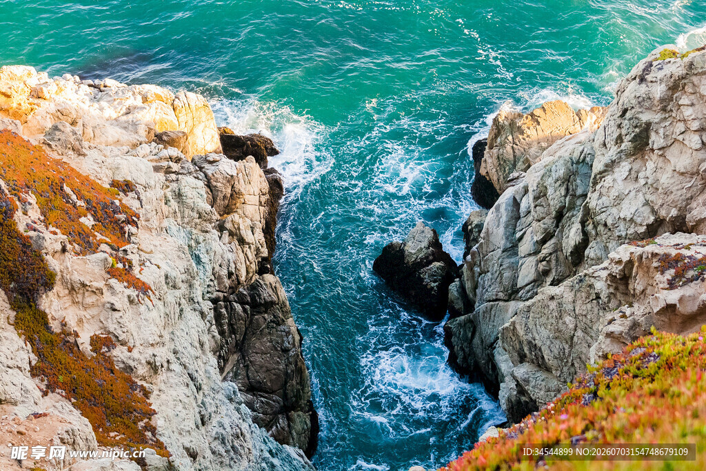 海岸间的汹涌海浪与岩石