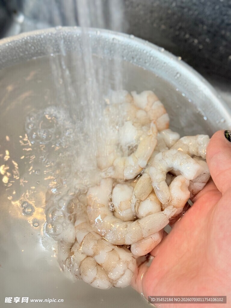 清洗虾仁