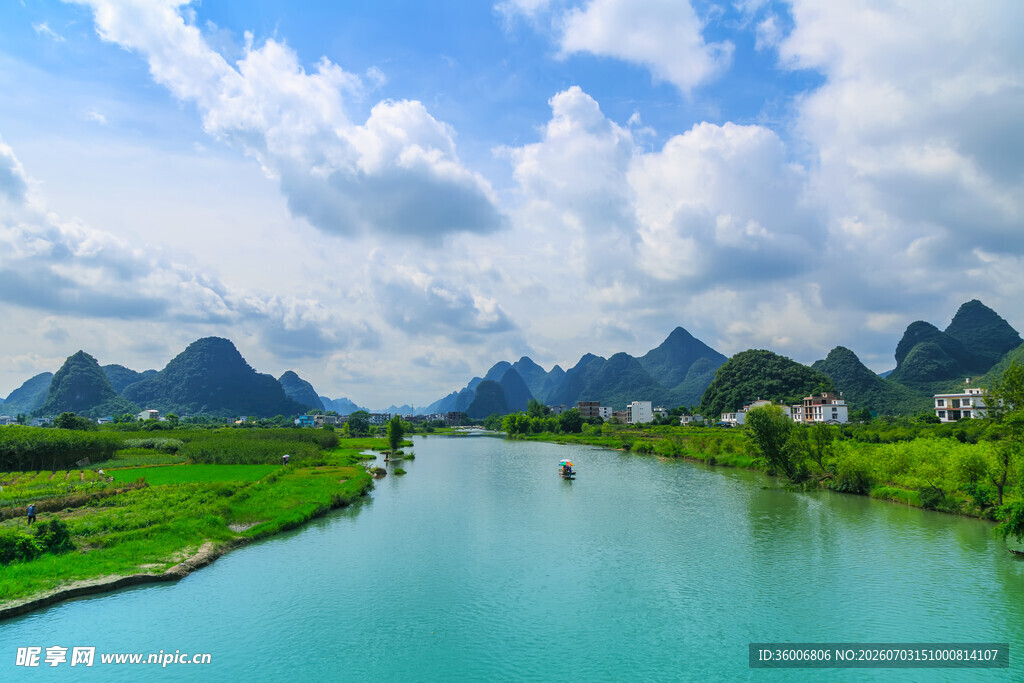 秀丽山水间的宁静河流