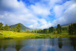 山间湖畔美景