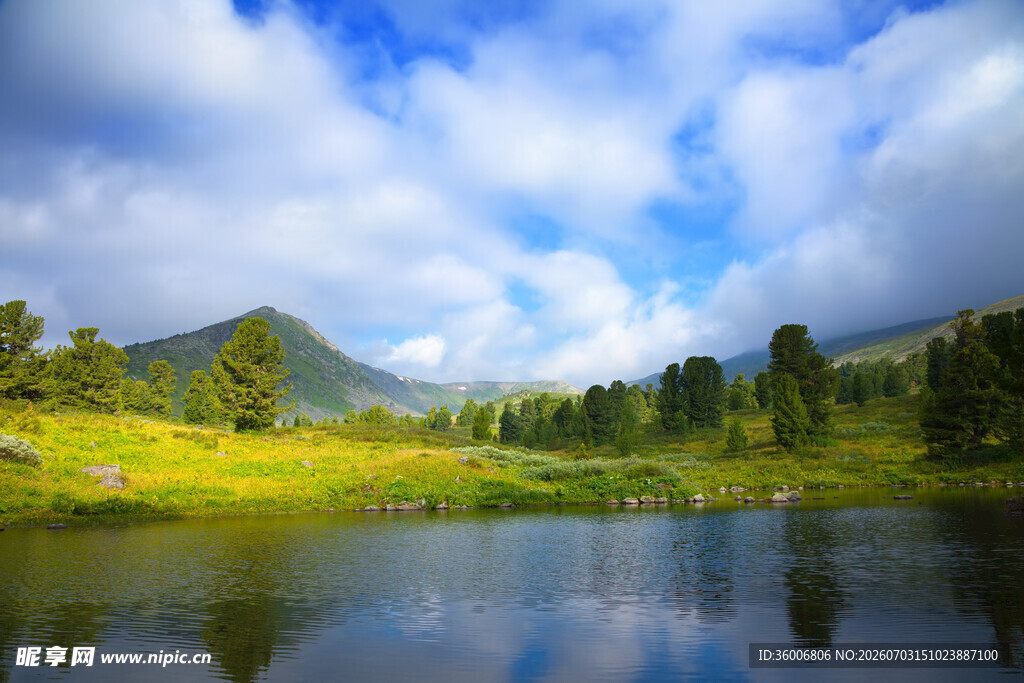 山间湖畔美景