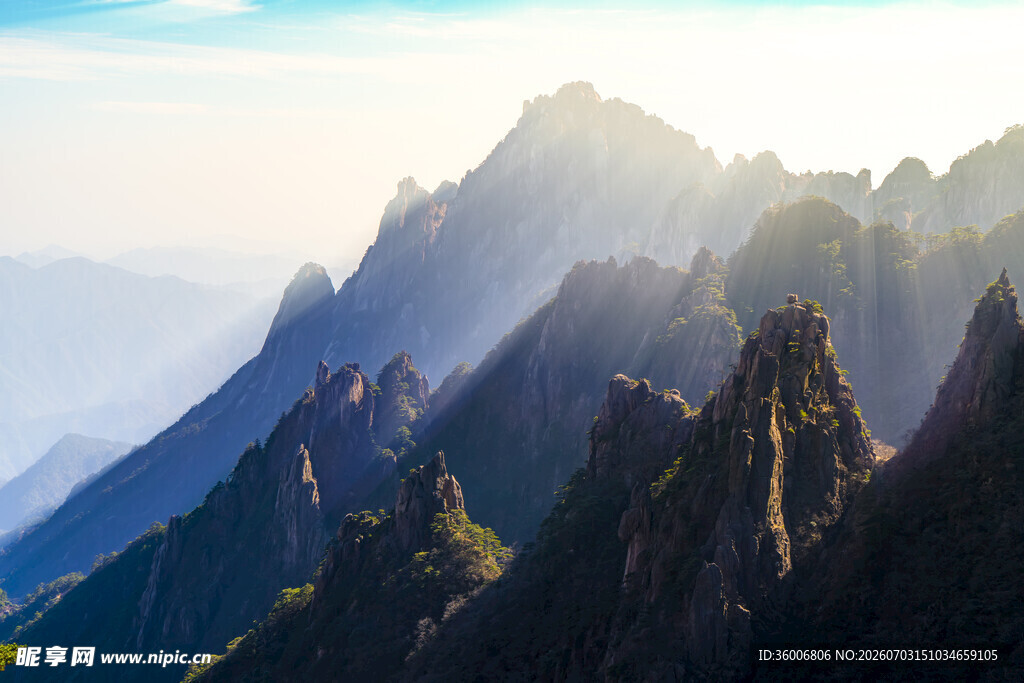 壮丽山景晨光中的巍峨峰峦