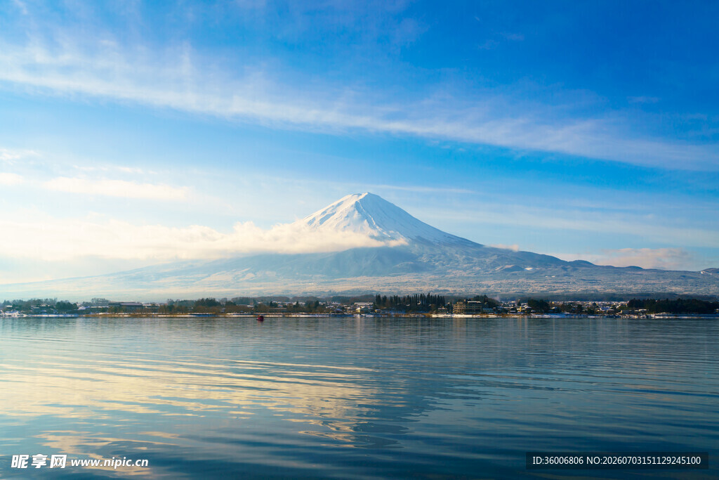 富士山倒映于宁静湖面