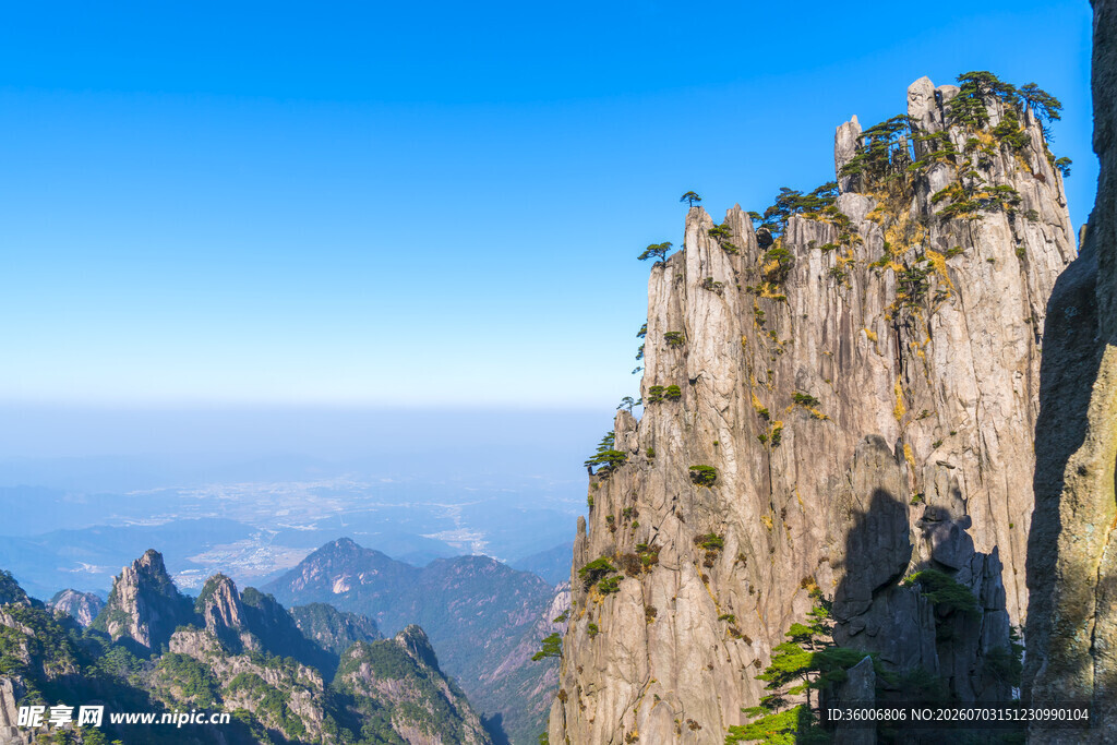 巍峨险峻的壮丽山峰景色
