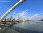 河畔桥梁与城市天际线