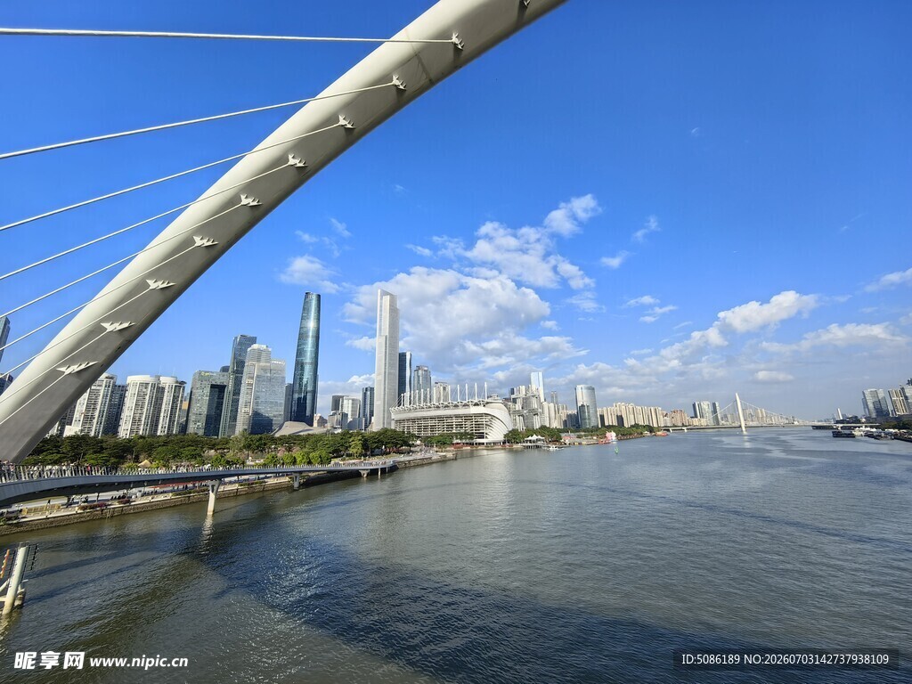 河畔桥梁与城市天际线