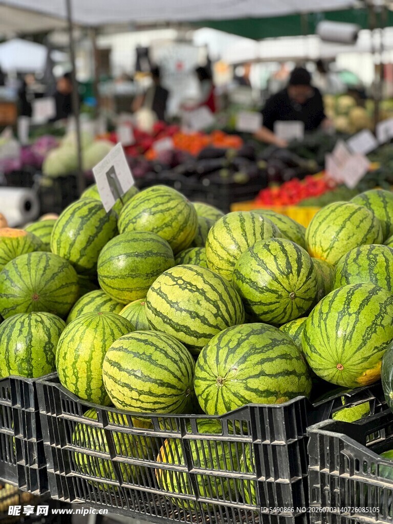 市场中堆放的新鲜大西瓜