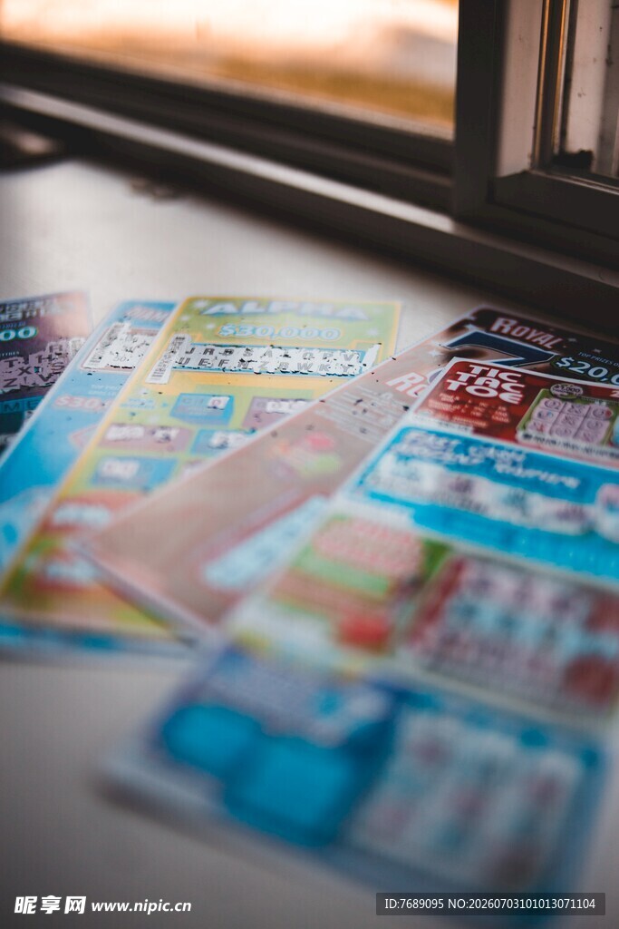 多彩宣传页置于桌面