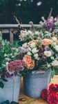 多彩鲜花装点金属花桶