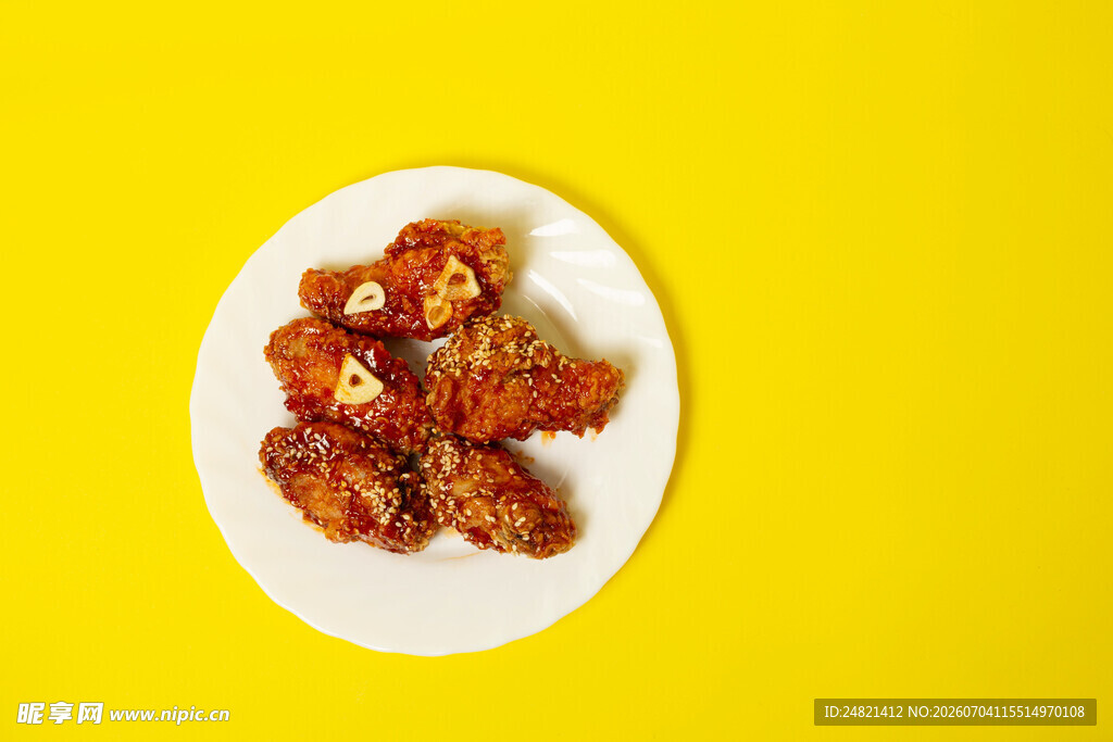 黄色背景上的美味炸鸡块