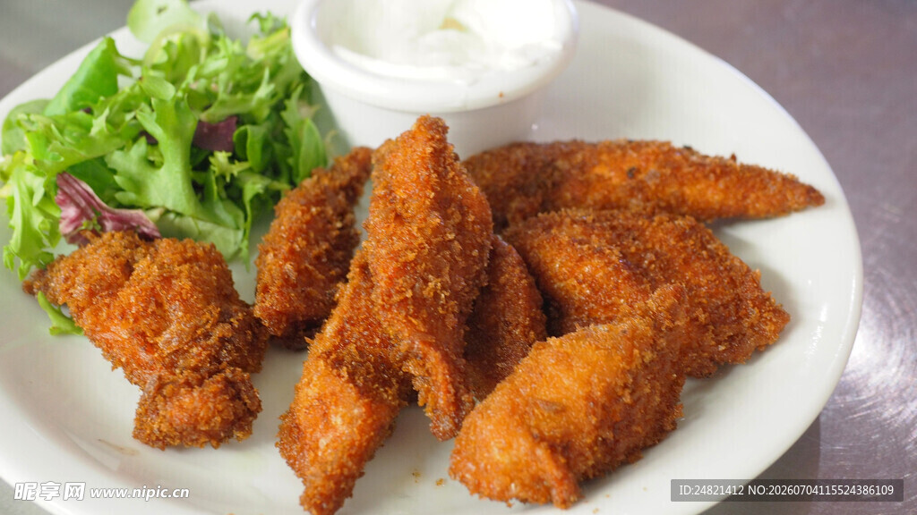 香酥炸鸡翅配蔬菜沙拉