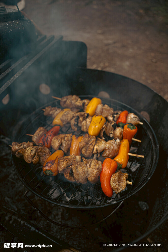 户外烤架上的美味烤肉串