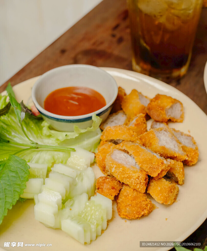 香酥鸡块配蔬菜与蘸酱