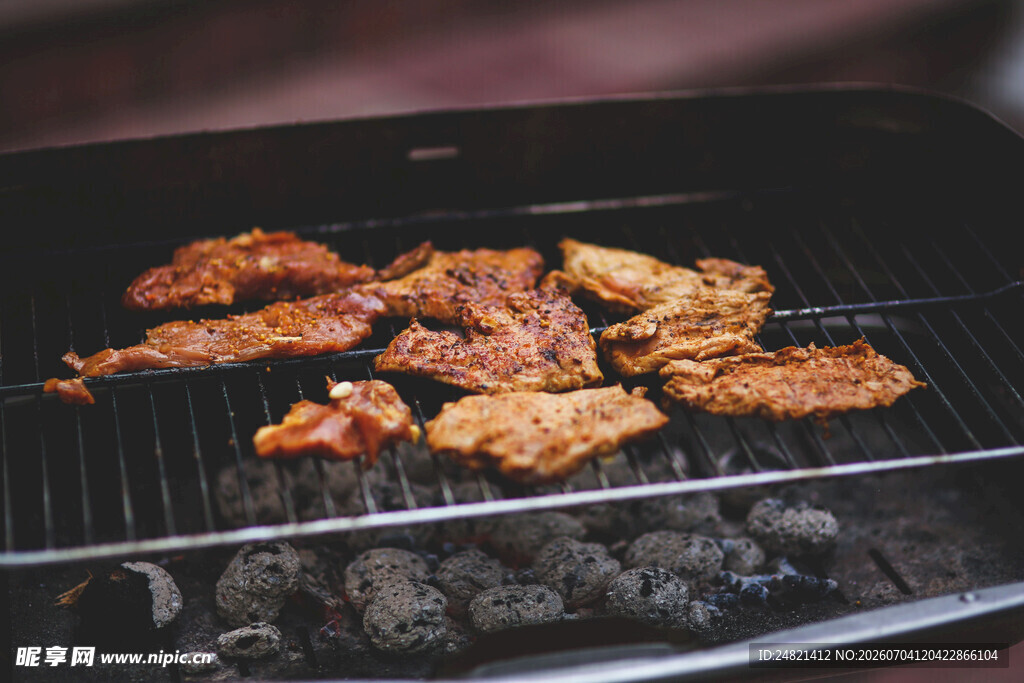 炭火上的美味烤肉