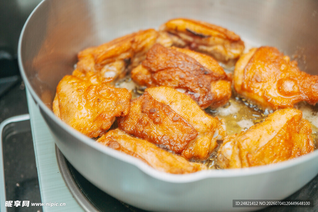 锅中烹饪的美味红烧鸡翅
