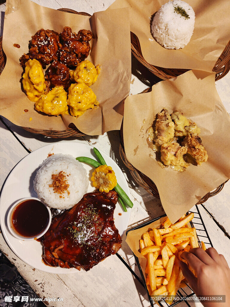 丰盛美味的多样特色餐食