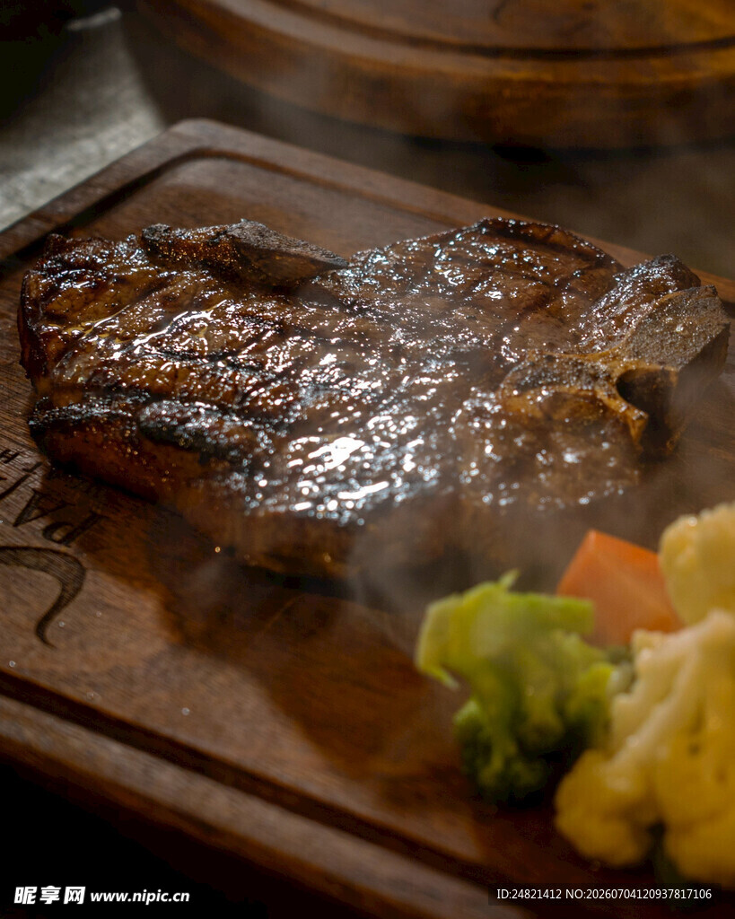 铁板煎牛排配多彩蔬菜