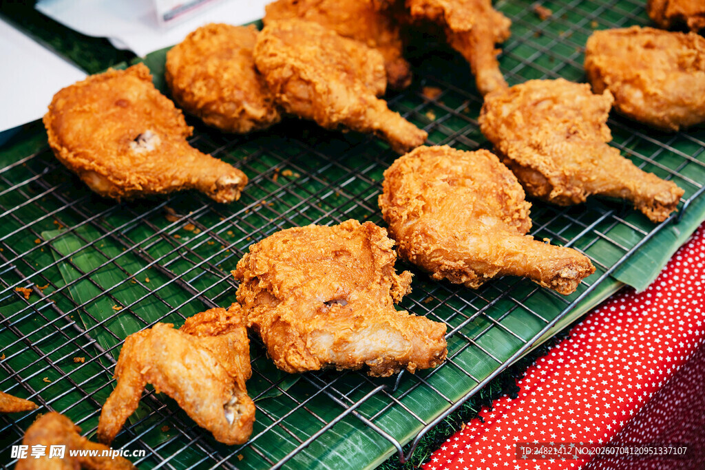 美味炸鸡翅摆放在网架上