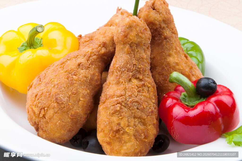 炸鸡腿配彩椒等新鲜食材