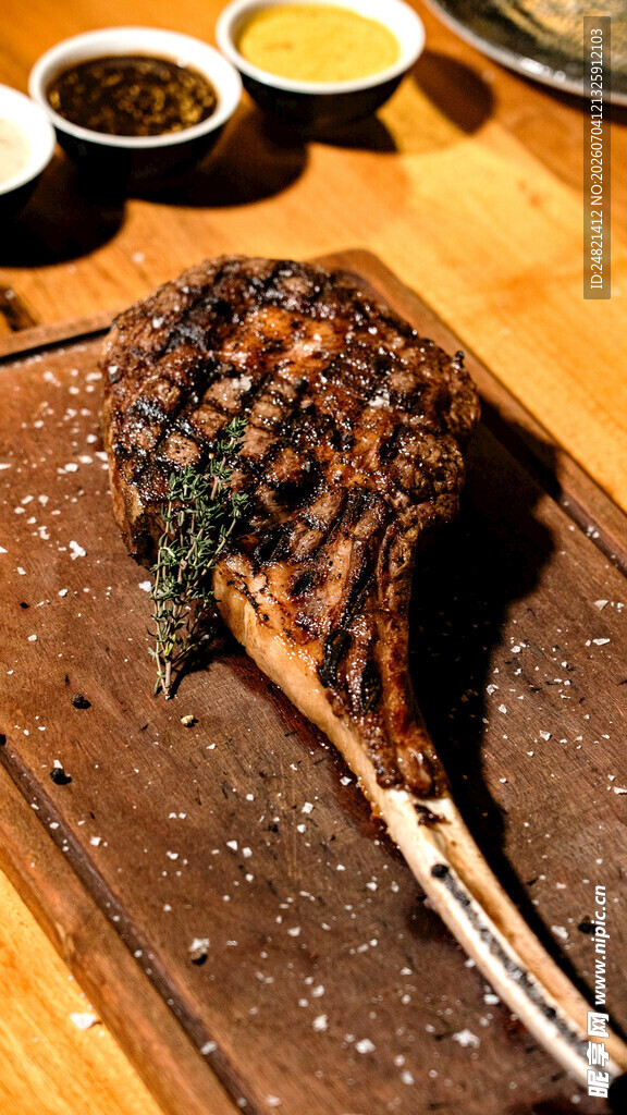 美味战斧牛排配多样蘸料