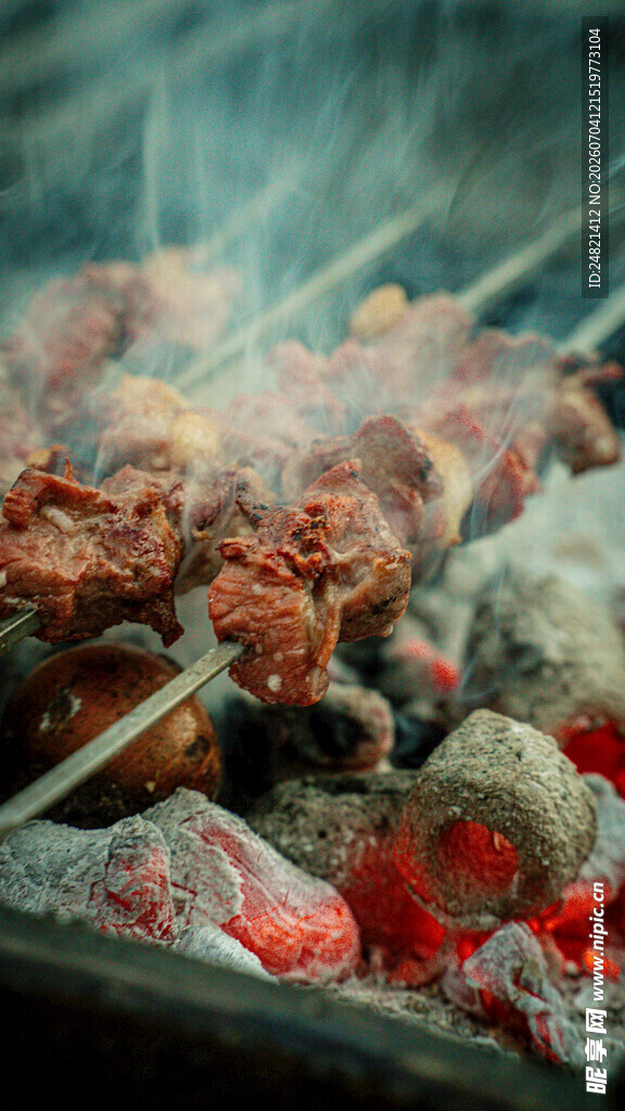 炭火上的美味烤肉